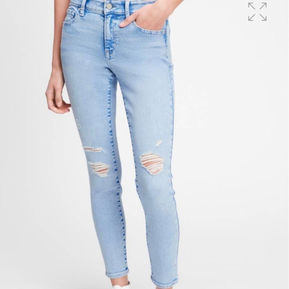 “Gap” lt wash, stretch denim universal skinny jean w/destruction- size 10/30long